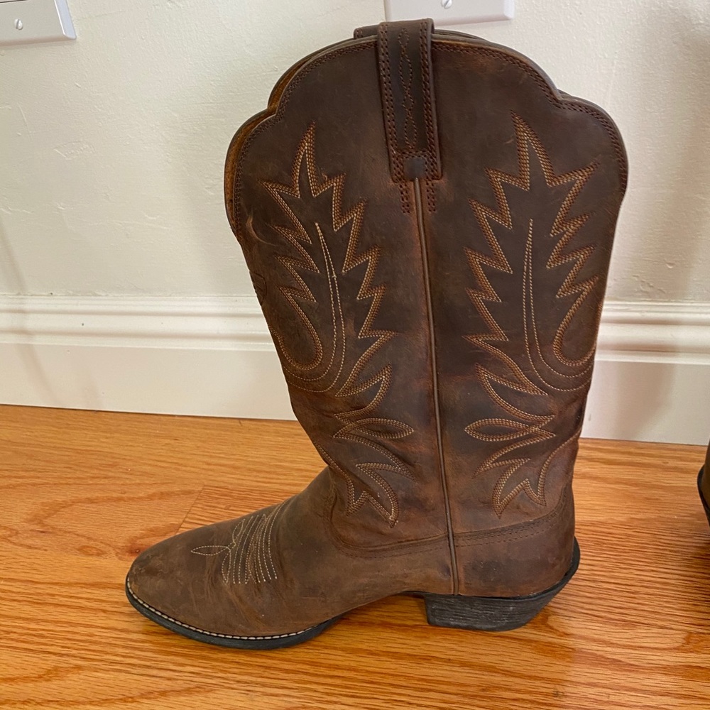 Ariat lightly used cowboy boots